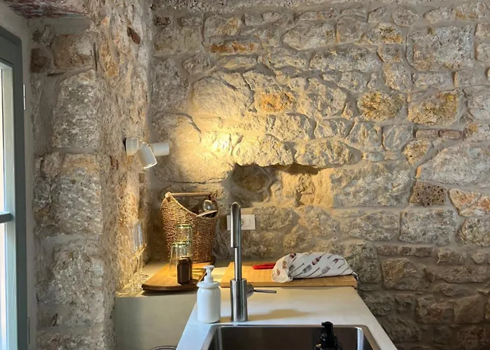 Stonehouse Zrmanja * אוברובץ